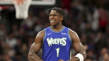 Edwards anota 49 puntos en triunfo de Wolves sobre Spurs