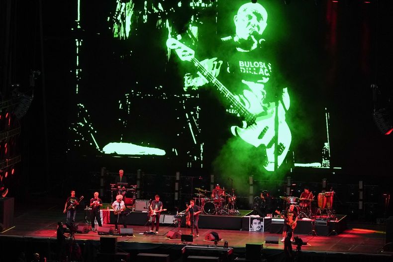 La banda argentina de rock Los Fabulosos Cadillacs se presenta en un concierto gratuito en el Zócalo de la Ciudad de México el sábado 3 de junio de 2023. (Foto AP/Aurea Del Rosario)