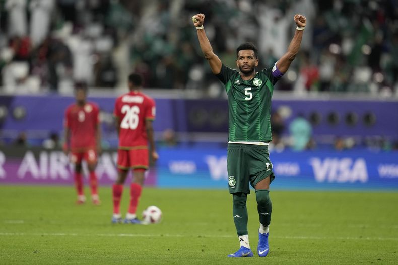 Al Albulayhi celebra tras marcar el segundo gol de Arabia Saudí en la victoria 2-1 ante Omán en la Copa de Asia, el martes 16 de enero de 2023, en Doha, Qatar. (AP Foto/Aijaz Rahi)