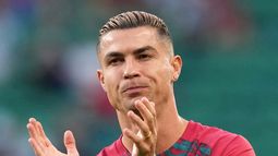 El delantero portugués Cristiano Ronaldo aplaude durante el calentamiento previo al partido contra Gales en la Liga de Naciones, el jueves 24 de septiembre de 2026, en Lisboa. (AP Foto/Armando Franca)