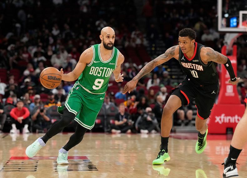 Derrick White, base de los Celtics de Boston, controla el balón ante Jabari Smith Jr., de los Rockets de Houston, el miércoles 4 de febrero de 2026 (AP Foto/ Karen Warren)