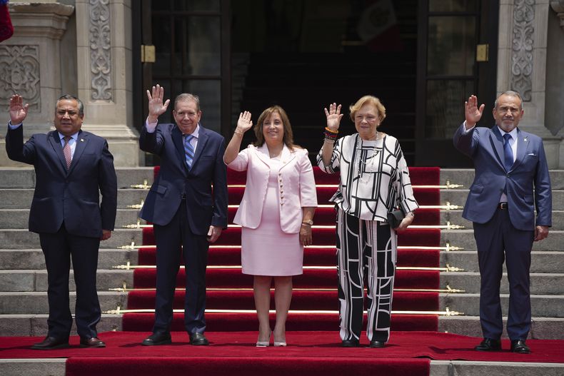 El primer ministro peruano, Gustavo Adrianzén, a la izquierda, el líder opositor venezolano Edmundo González Urrutia, segundo por la izquierda, la presidenta peruana Dina Boluarte, en el centro, la esposa de González Mercedes López y el canciller de Perú Elmer Schialer saludan a la prensa en el palacio presidencial en Lima, Perú, el miércoles 29 de enero de 2025. (AP Foto/Guadalupe Pardo)