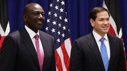 El secretario de Estado Marco Rubio (d) con el presidente keniano William Ruto en Nueva York el 24 de septiembre del 2025. (AP foto/Heather Khalifa, Pool)