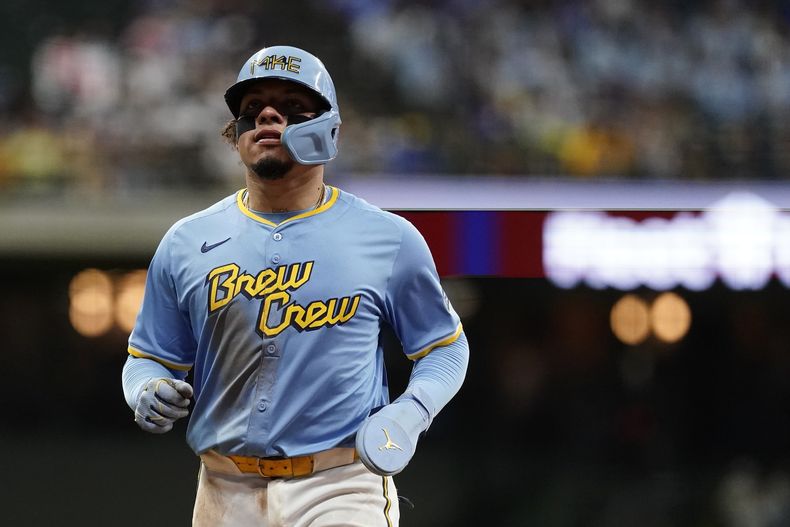 ARCHIVO - William Contreras, de los Cerveceros de Milwaukee, trota rumbo al dugout durante la séptima entrada del juego de béisbol en contra de los Mets de Nueva York, el viernes 27 de septiembre de 2024, en Milwaukee. (AP Foto/Aaron Gash, Archivo)