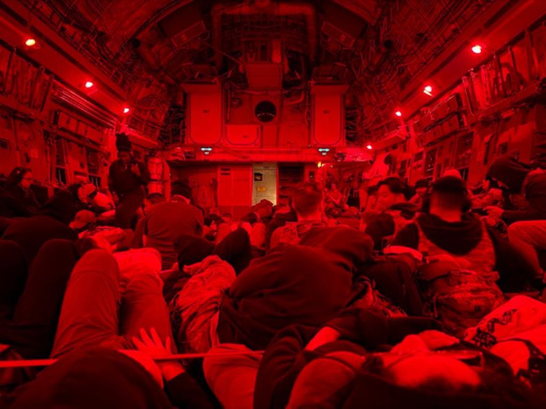 Foto obtenida por The Associated Press que muestra soldados estadounidenses, incluyendo heridos en un ataque iraní contra la base Port Shuaiba, en su avión militar de transporte al ser evacuados de Kuwait, el 10 de marzo de 2026. (AP foto)
