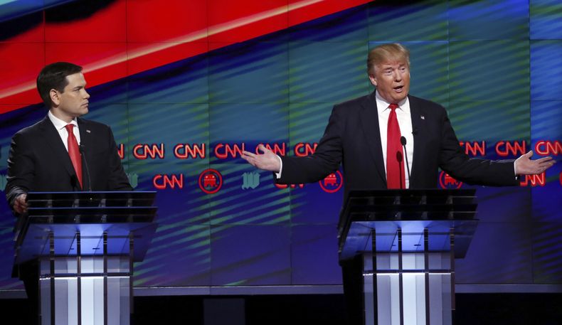 Los aspirantes presidenciales republicanos Donald Trump, a la derecha, y el senador Marco Rubio, de Florida, durante un debate presidencial el 10 de marzo de 2016, en Coral Gables, Florida. (Foto AP/Wilfredo Lee, Archivo)
