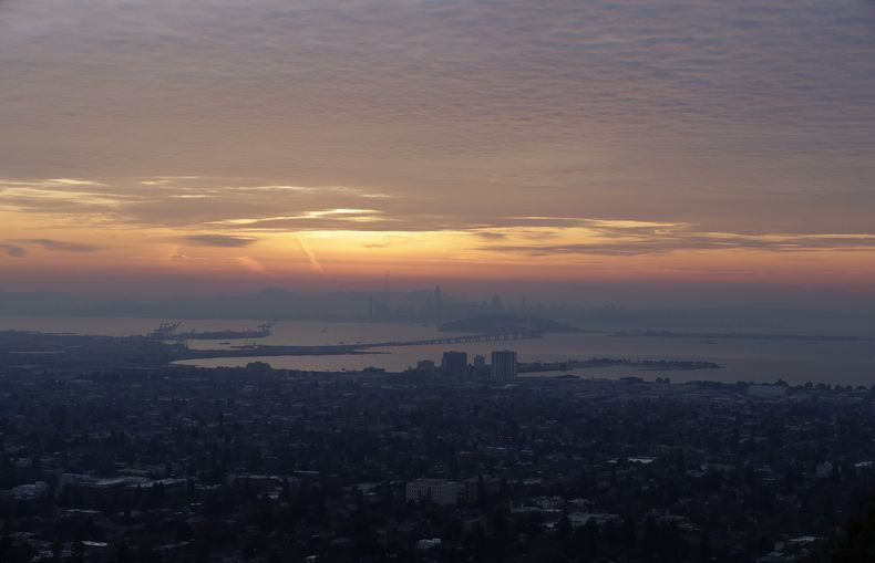 ARCHIVO - El paisaje de San Francisco y el puente de la bahía se ven desde Berkeley, California, el 22 de diciembre de 2017. (AP Foto/Jeff Chiu, archivo)