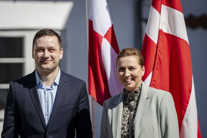 La primera ministra de Dinamarca Mette Frederiksen (der) con el primer ministro de Groenlandia Jens-Frederik Nielsen en Marienborg en Kongens Lyngby, Dinamarca, el 27 de abril del 2025. (Mads Claus Rasmussen/Ritzau Scanpix via AP)