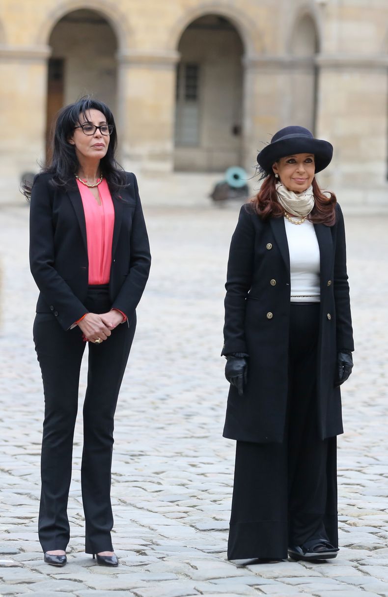 La presidenta argentina Cristina Fern&aacute;ndez, derecha, frente a la bandera francesa tras ser recibida por la ministra de Francofon&iacute;a Yamina Benguigui, izquierda, en Los Inv&aacute;lidos de Par&iacute;s el martes, 18 de marzo del 2014. (Foto AP