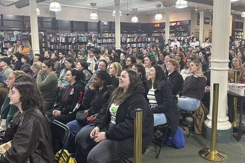 Fans en una fiesta de lanzamiento de medianoche de Sunrise on the Reaping de Suzanne Collins en la librería Barnes & Noble en Nueva York el martes 18 de marzo de 2025. (Foto AP/Hillel Italie)