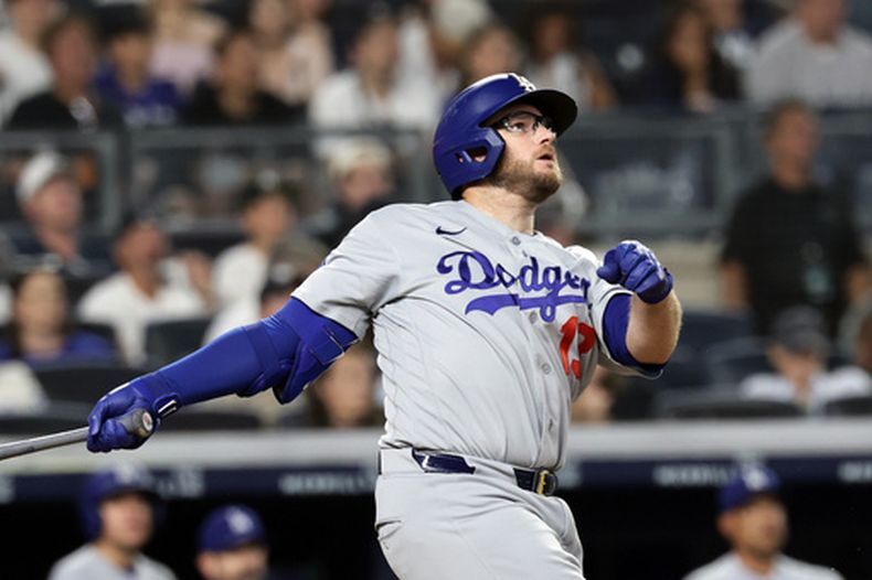 Max Muncy, de los Dodgers de Los Ángeles, observa su jonrón de dos carreras durante la séptima entrada de un partido de béisbol contra los Yankees de Nueva York, el viernes 17 de julio de 2026, en Nueva York. (Foto AP/Adam Hunger)