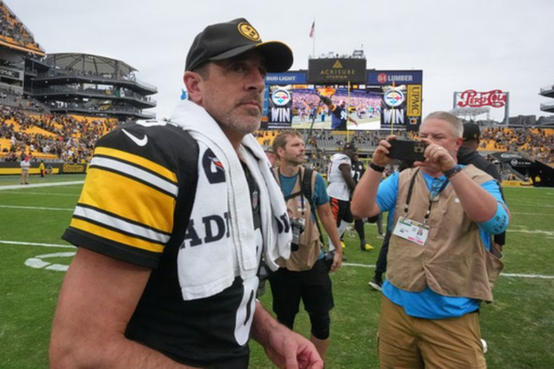 Aaron Rodgers, izquierda, quarterback de los Steelers de Pittsburgh, después de la victoria sobre los Bengals de Cincinnati en partido de la NFL, el domingo 27 de septiembre de 2026, en Pittsburgh. (AP Foto/Gene J. Puskar)
