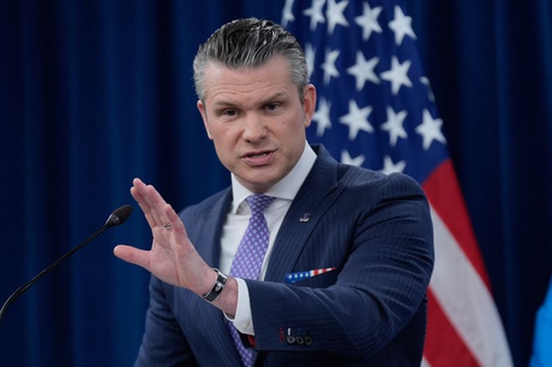 El secretario de Defensa de Estados Unidos, Pete Hegseth, en conferencia de prensa en el Pentágono, el martes 31 de marzo de 2026, en Washington. (AP Foto/Manuel Balce Ceneta)