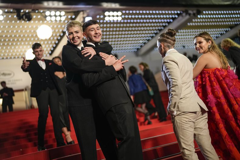 Shaun Thomas, al fondo a la izquierda, Molly Manning Walker, centro, Samuel Bottomley, al frente de izquierda a derecha, Laura Ambler y Mia McKenna-Bruce posan para retratos a su llegada al estreno de Four Daughters en la 76a edición del Festival de Cine de Cannes el 19 de mayo de 2023. (Foto Scott Garfitt/Invision/AP)