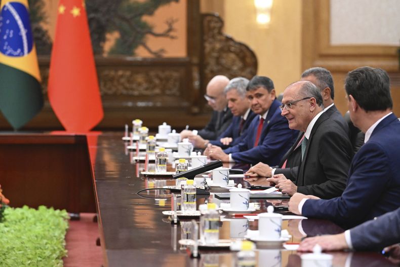 El vicepresidente brasileño Geraldo Alckmin, segundo de derecha a izquierda, toma la palabra durante una reunión con el presidente chino Xi Jinping en Beijing, el viernes 7 de junio de 2024. (Wang Zhao/Pool Photo vía AP)