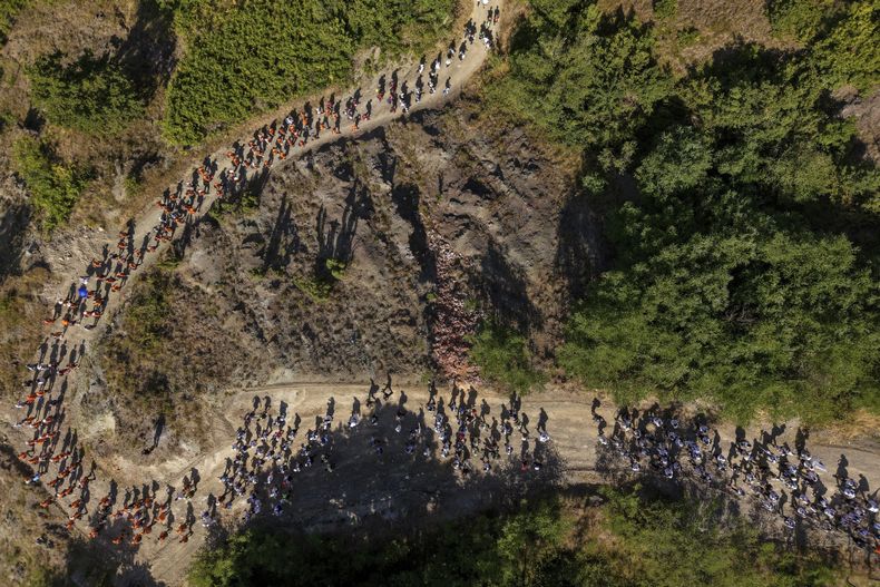 La marcha en conmemoración del 30mo aniversario de la masacre de Srebrenica, en Nezuk, Bosnia, el 8 de julio del 2025. (AP foto/Armin Durgut)