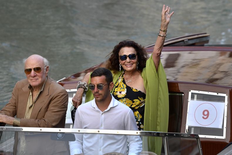 Barry Diller, izquierda, y Diane von Furstenberg llega a Venecia, Italia, el jueves 26 de junio de 2025, antes de la boda de Jeff Bezos y Lauren Sanchez. (Foto AP/Luigi Costantini)