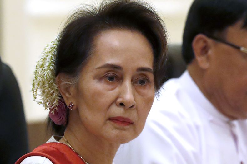 ARCHIVO - La presidenta de Myanmar, Aung San Suu Kyi, izquierda, asiste a una reunión con el presidente chino Xi Jinping en la casa presidencial en Naypyitaw Myanmar, 18 de enero de 2020. La Corte Suprema de Myanmar escuchó los alegatos finales el miércoles 5 de julio de 2023 relativos a la apelación de la presidenta depuesta Aung San Suu Kyi contra sus condenas por fraude electoral y violación de la Ley de Secretos Oficiales. (Nyein Chan Naing/Pool Foto via AP, File)