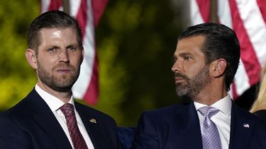 Eric Trump, a la izquierda, y Donald Trump Jr., esperan a que el presidente Donald Trump haga declaraciones desde la Casa Blanca, el 27 de agosto de 2020, en Washington. (AP Foto/Evan Vucci, File)