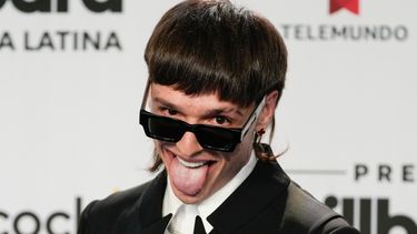 Peso Pluma llega a los Premios Billboard de la Música Latina el jueves 5 de octubre de 2023, en Coral Gables, Florida. (Foto AP/Rebecca Blackwell)