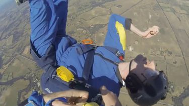increible rescate de un paracaidista a casi 2.800 metros de altura (video)