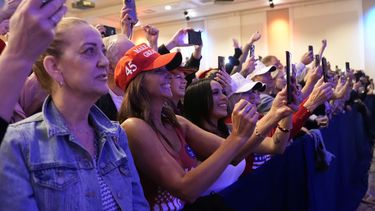 Seguidores de Donald Trump siguen la intervención del aspirante a la nominación republicana a la Casa Blanca en los caucus de Las Vegas, el 8 de febrero de 2024. (AP Foto/Alex Brandon)
