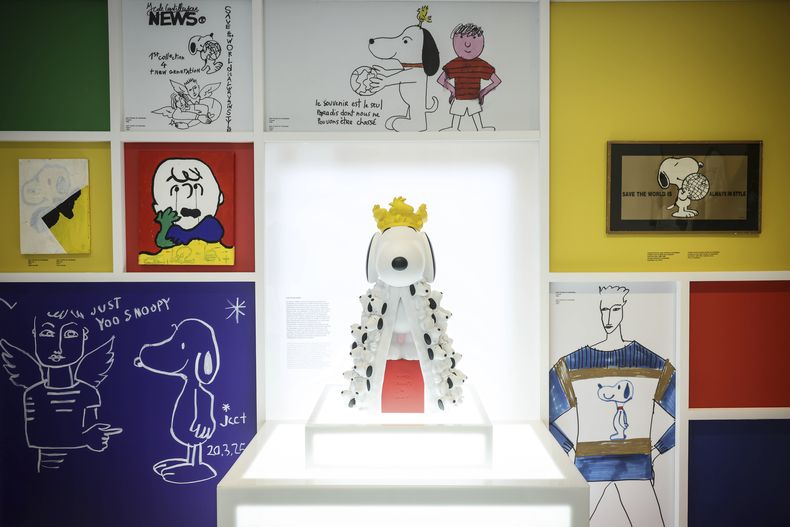 Dibujos de Snoopy se exhiben como parte del 75º aniversario de Peanuts, en la exposición Snoopy In Style en París el jueves 20 de marzo de 2025. (Foto AP/Thomas Padilla)
