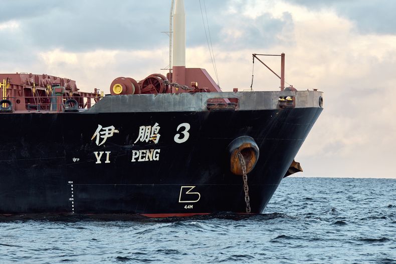 ARCHIVO - El buque chino, el granelero Yi Peng 3 está anclado en el mar de Kattegat, cerca de la ciudad de Granaa en Jutlandia, Dinamarca, el miércoles 20 de noviembre de 2024. (Mikkel Berg Pedersen/Ritzau Scanpix via AP, archivo)