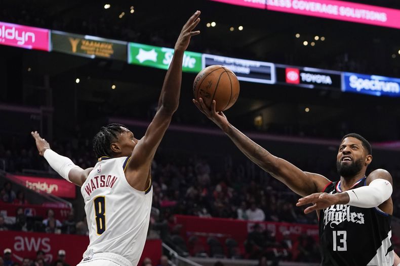 El alero de los Clippers de Los Ángeles Paul George lanza el balón mientras lo defiende el alero de los Nuggets de Denver Peyton Watson en el encuentro de la NBA del miércoles 6 de diciembre del 2023. (AP Foto/Ryan Sun)