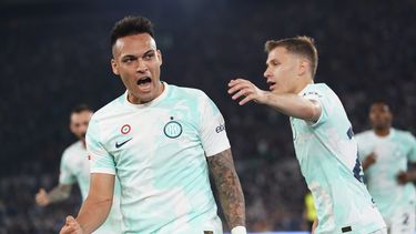 Lautaro Martínez (izquierda) celebra tras anotar un gol en la victoria 2-1 ante la Fiorentina en la final de la Copa Italia, el miércoles 24 de mayo de 2023. (Spada/LaPresse vía AP)
