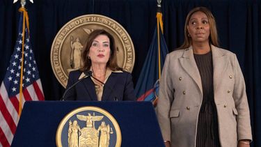 La gobernadora de Nueva York Kathy Hochul habla en una conferencia de prensa con la fiscal general del estado, Letitia James, el viernes 2 de octubre de 2026, en Nueva York. (AP Foto/Yuki Iwamura)