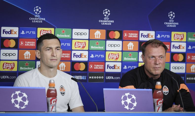 El técnico del Shakhtar Donetsk Patrick van Leeuwen, y el capitán del equipo Taras Stepanenko en conferencia de prensa en Hamburgo el lunes de 18 de septiembre del 2023. (Christian Charisius/dpa via AP)