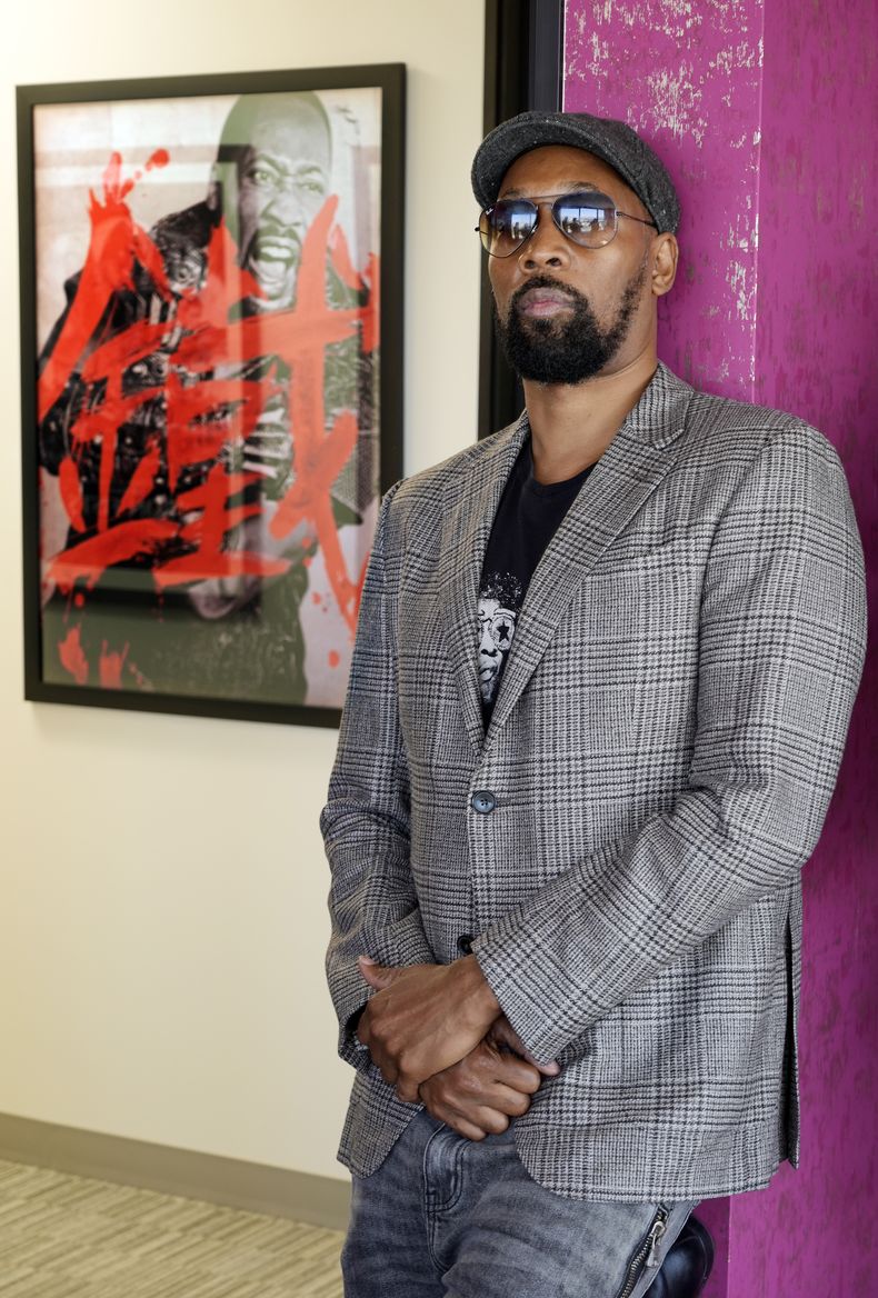 El músico, actor y cineasta RZA posa para un retrato en su oficina, el miércoles 28 de agosto de 2024, en Los Ángeles. (Foto AP/Chris Pizzello)