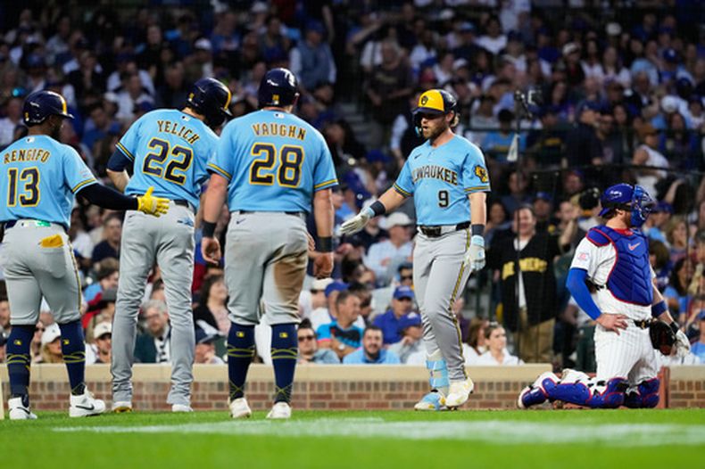 Jake Bauers, derecha, de los Cerveceros de Milwaukee, celebra con Luis Rengifo (13), Christian Yelich (22) y Andrew Vaughn (28) después de batear un jonrón de tres carreras durante la quinta entrada del juego de béisbol de Grandes Ligas contra los Cachorros de Chicago el lunes 18 de mayo de 2026, en Chicago. (AP Foto/Nam Y. Huh)