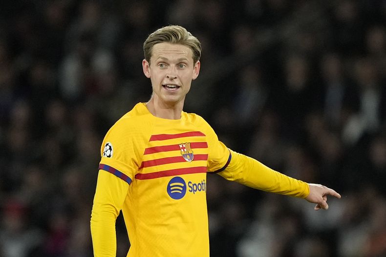 ARCHIVO - Frenkie de Jong, del FC Barcelona, reacciona durante partido de la Liga de Campeones de Europa, en la ronda de cuartos de final entre Paris Saint-Germain y Barcelona en el Parque de los Príncipes, el miércoles 10 de abril de 2024. El centrocampista holandés ha sido descartado para le Euro 2024 al no recuperarse de una lesión en el tobillo. (AP Foto/Lewis Joly, Archivo)