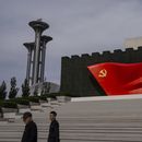 ARCHIVO - Visitantes pasan frente a una bandera del Partido Comunista Chino en el museo del partido en Beijing, el 19 de octubre de 2023. (AP Foto/Louise Delmotte, archivo)