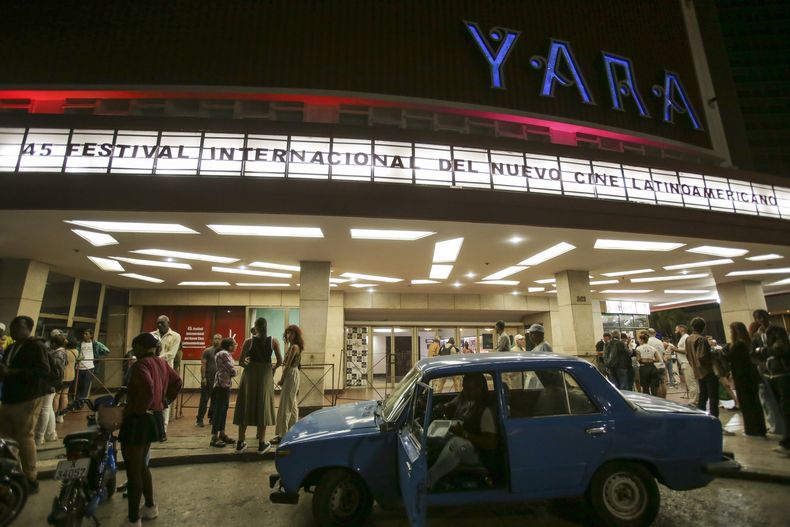 Gente espera afuera del Cine Yara para la proyección de la serie de Netflix, Cien años de soledad, basada en el libro de Gabriel García Márquez, como parte del 45° Festival Internacional del Nuevo Cine Latinoamericano de La Habana en La Habana, Cuba, el viernes 6 de diciembre de 2024. (Foto AP/Ariel Ley)