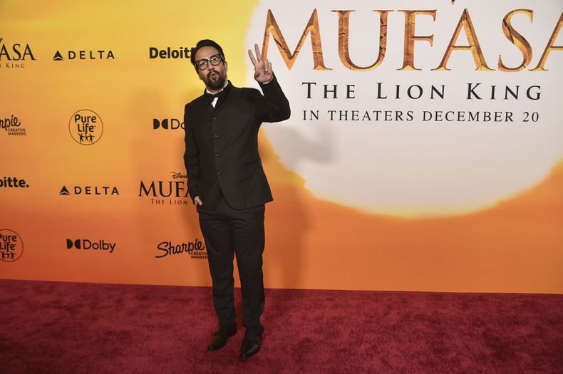 Lin-Manuel Miranda llega al estreno de Mufasa, El Rey León el lunes 9 de diciembre de 2024 en el Teatro Dolby de Los Ángeles. (Foto Richard Shotwell/Invision/AP)