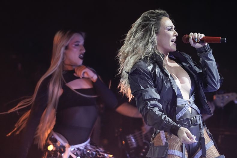 La cantante mexicana María José durante su concierto en el Auditorio Nacional de la Ciudad de México el miércoles 14 de junio de 2023. (Foto AP/Eduardo Verdugo)