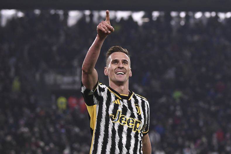 El delantero de la Juventus Arkadiusz Milik celebra tras marcar el cuarto gol de la Juventus en la victoria 4-0 ante Frosinone en la Copa Italia, el jueves 11 de enero de 2024, en Turín. (Fabio Ferrari/LaPresse vía AP)