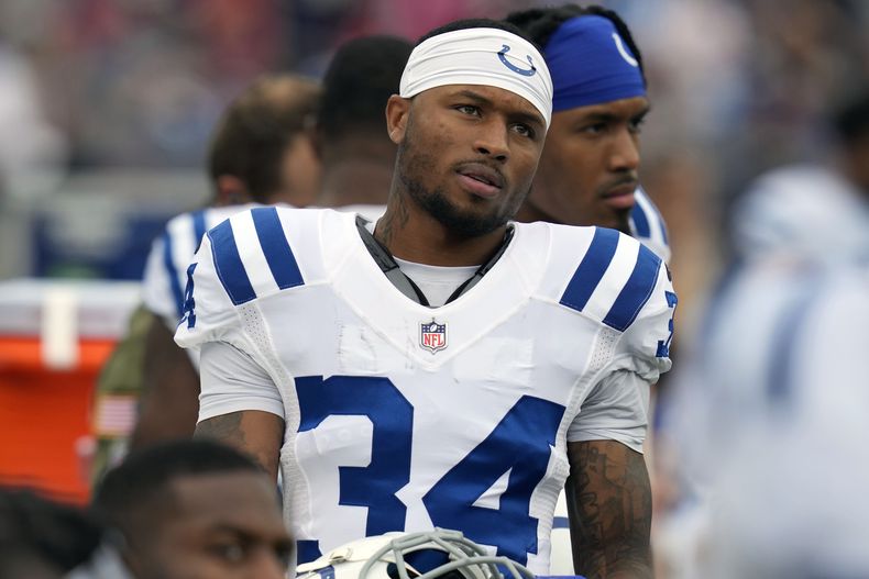 ARCHIVO - El cornerback Isaiah Rodgers (34) de los Colts de Indianápolis durante un partido de la NFL contra los Patriots de Nueva Inglaterra, el domingo 6 de noviembre de 2022, Foxborough, Massachusetts. (AP Foto/Charles Krupa)