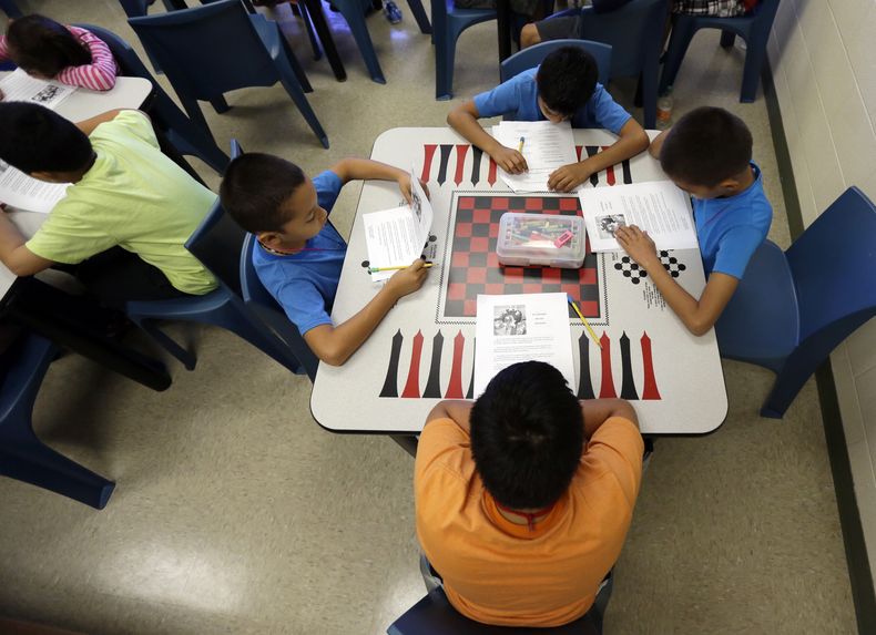 Una clase con un cuento en espa&ntilde;ol en el Centro Residencial Karnes, una casa temporal para mujeres inmigrantes y ni&ntilde;os detenidos en la frontera en Karnes City, Texas, en una fotograf&iacute;a del mi&eacute;rcoles 10 de septiembre de 2014. Pe