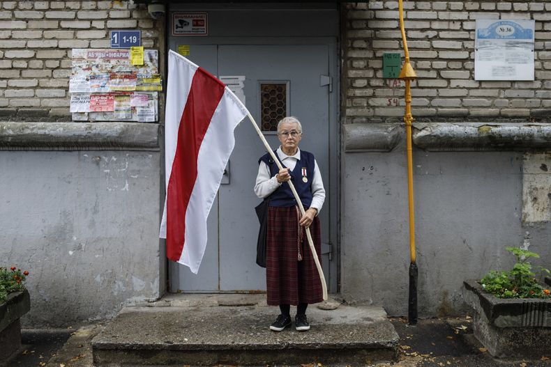 La activista Nina Bahinskaya frente a su edificio residencial en Minsk, Bielorrusia, el 10 de septiembre del 2020. (AP Foto)