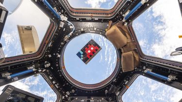 Un mosaico del artista francés Invader flota en la Estación Espacial Internacional en 2015. Invader, uno de los artistas franceses más populares, ha pegado mosaicos en las paredes de la capital francesa, el mundo e incluso los ha llevado a la Estación Espacial Internacional. (Samantha Cristoforetti/ESA-NASA vía AP)