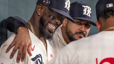 El cubano Adolis García, de los Rangers de Texas, ríe con sus compañeros antes de un juego ante los Guardianes de Cleveland, el sábado 15 de julio de 2023 (AP Foto/Emil T. Lippe)