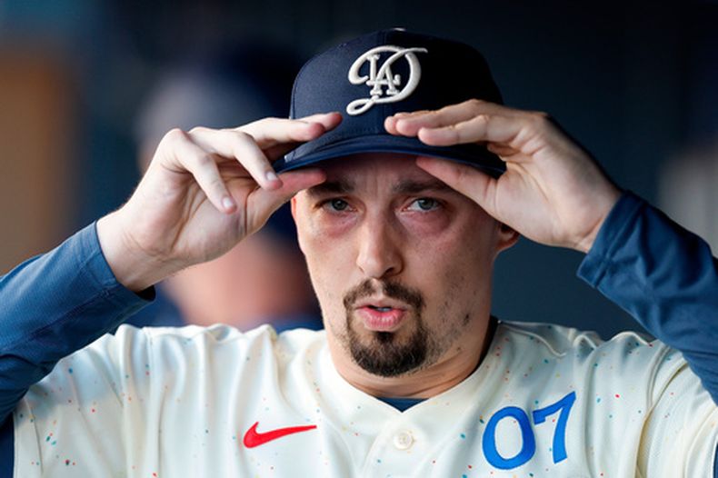 ARCHIVO - Blake Snell, abridor de los Dodgers de Los Ángeles, se coloca la gorra antes del duelo ante los Bravos de Atlanta, el 9 de mayo de 2026 (AP Foto/Caroline Brehman, archivo)