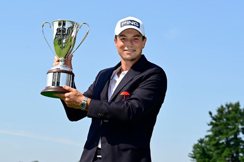 El noruego Viktor Hovland sostiene el trofeo del Travelers Championship tras su victoria el lunes 29 de junio del 2026. (AP Foto/Jessica Hill)