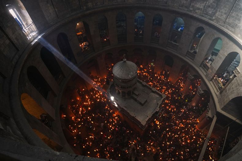ARCHIVO - Peregrinos cristianos ortodoxos sostienen velas durante la ceremonia del Fuego Sagrado en la Iglesia del Santo Sepulcro, el sábado 11 de abril de 2026, en la Ciudad Vieja de Jerusalén. (AP Foto/Mahmoud Illean, archivo)