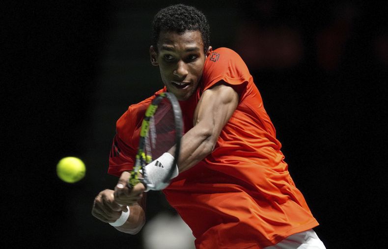 El canadiense Felix Auger Aliassime devuelve al argentino Sebastián Báez durante el partido de la fase de grupos de la Copa Davis en Manchester, Inglaterra, el martes 10 de septiembre de 2024. (Martin Rickett/PA vía AP)