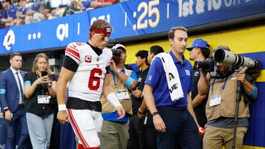Jaxson Dart (6), quarterback de los Giants de Nueva York, camina fuera del campo luego de sufrir una lesión durante la primera mitad del partido de la NFL en contra de los Rams de Los Ángeles, el lunes 21 de septiembre de 2026, en Inglewood, California. (AP Foto/Caroline Brehman)